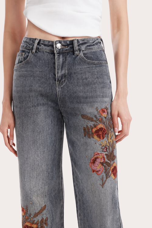 Blugi cu broderie florală